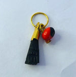 Proteccion azabache y peonía montada en gabuchòn dorado