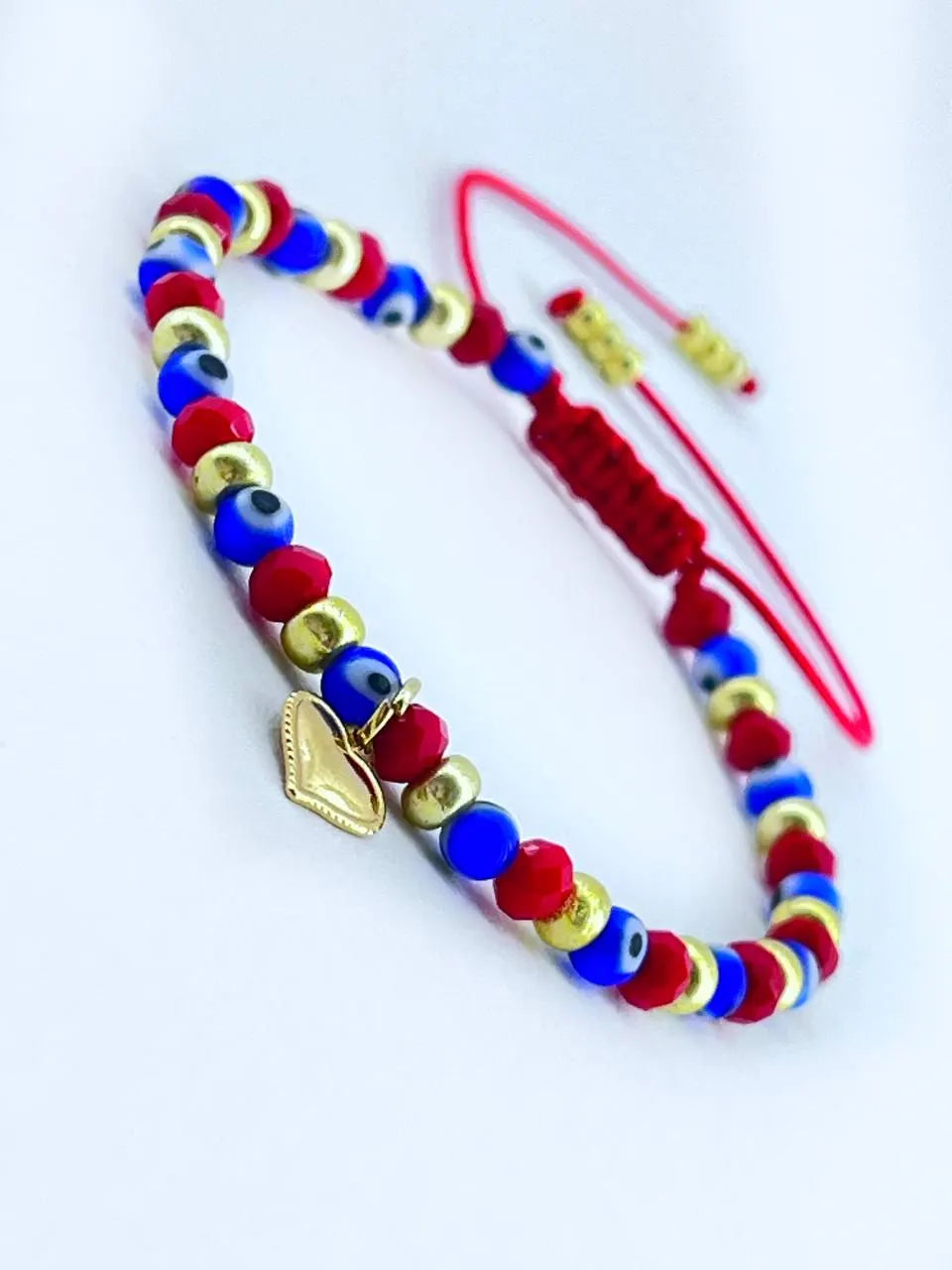 Pulsera con Ojo Turco Cristales y Checas Doradas hecho a mano con dije en forma de Corazón en baño dorado good luck
