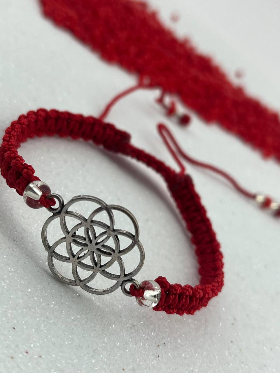 Pulsera de Macramé con Dije Flor de la Vida