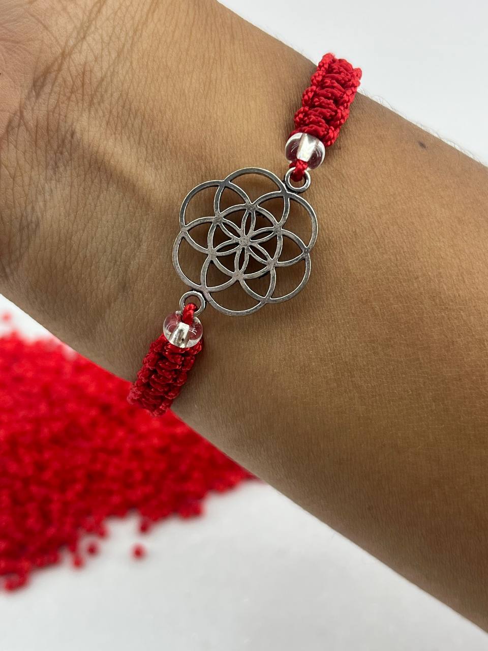 Pulsera de Macramé con Dije Flor de la Vida